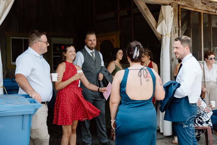 Same sex wedding photos. Lesbian wedding photos. Two brides wedding photos. Orchard wedding photos. Mariage au Verger Jude-Pomme. Photographe mariage LGBTQ+ à Montréal. Montreal LGBTQ+ wedding photographer. 