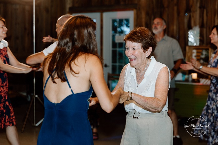 Barn wedding photos. Same sex wedding photos. Lesbian wedding photos. Two brides wedding photos. Mariage au Verger Jude-Pomme. Photographe mariage LGBTQ+ à Montréal. Montreal LGBTQ+ wedding photographer. 