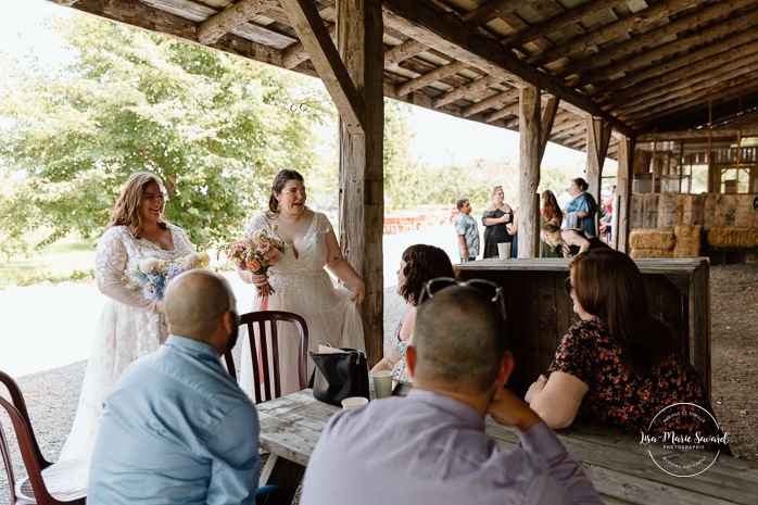 Same sex wedding photos. Lesbian wedding photos. Two brides wedding photos. Orchard wedding photos. Mariage au Verger Jude-Pomme. Photographe mariage LGBTQ+ à Montréal. Montreal LGBTQ+ wedding photographer. 