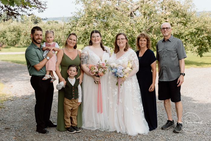 Same sex wedding photos. Lesbian wedding photos. Two brides wedding photos. Orchard wedding family photos. Mariage au Verger Jude-Pomme. Photographe mariage LGBTQ+ à Montréal. Montreal LGBTQ+ wedding photographer. 