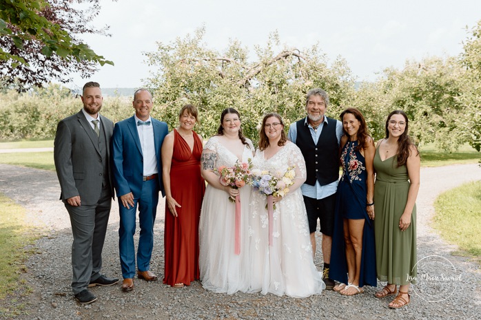 Same sex wedding photos. Lesbian wedding photos. Two brides wedding photos. Orchard wedding family photos. Mariage au Verger Jude-Pomme. Photographe mariage LGBTQ+ à Montréal. Montreal LGBTQ+ wedding photographer. 