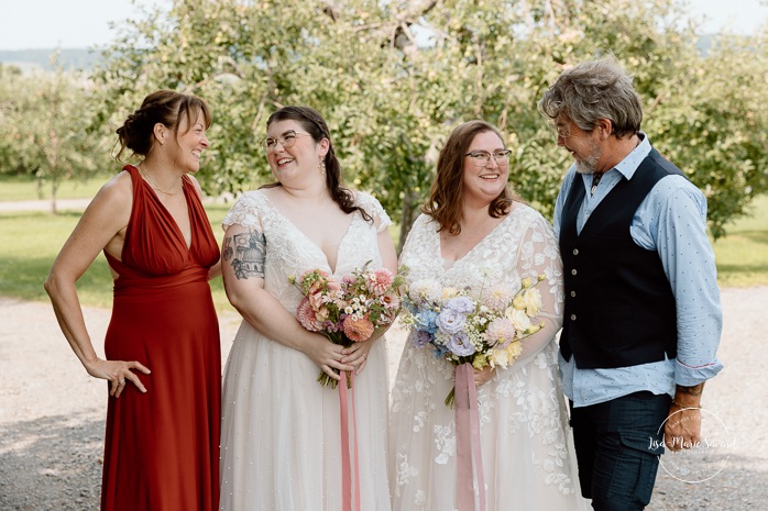 Same sex wedding photos. Lesbian wedding photos. Two brides wedding photos. Orchard wedding family photos. Mariage au Verger Jude-Pomme. Photographe mariage LGBTQ+ à Montréal. Montreal LGBTQ+ wedding photographer. 