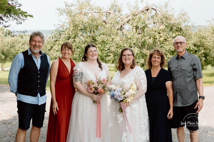 Same sex wedding photos. Lesbian wedding photos. Two brides wedding photos. Orchard wedding family photos. Mariage au Verger Jude-Pomme. Photographe mariage LGBTQ+ à Montréal. Montreal LGBTQ+ wedding photographer. 