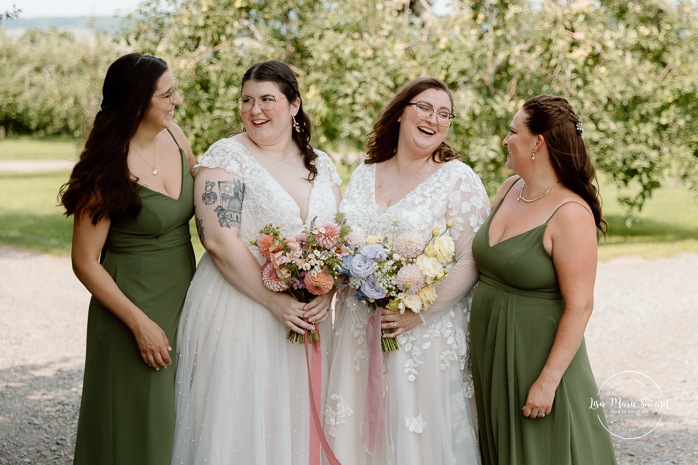 Same sex wedding photos. Lesbian wedding photos. Two brides wedding photos. Orchard wedding family photos. Mariage au Verger Jude-Pomme. Photographe mariage LGBTQ+ à Montréal. Montreal LGBTQ+ wedding photographer. 