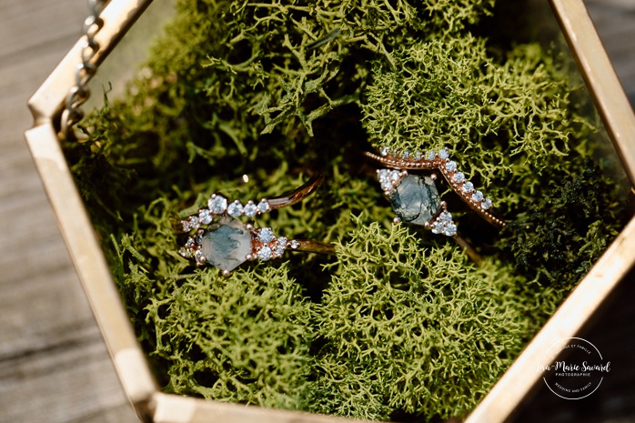 Same sex wedding photos. Lesbian wedding photos. Two brides wedding photos. Wedding flat lay. Mariage au Verger Jude-Pomme. Photographe mariage LGBTQ+ à Montréal. Montreal LGBTQ+ wedding photographer. 