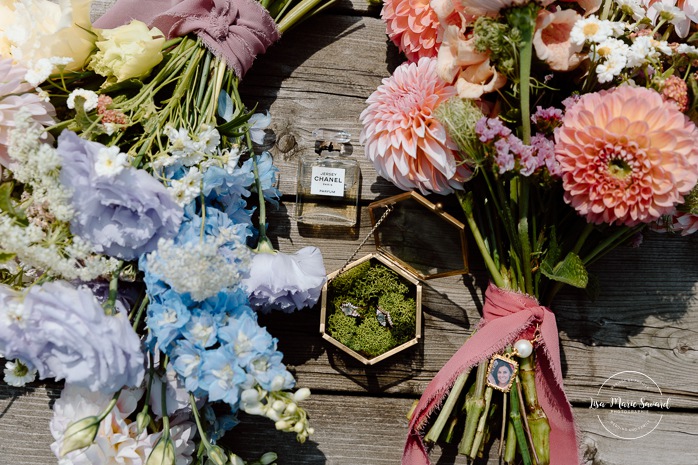 Same sex wedding photos. Lesbian wedding photos. Two brides wedding photos. Wedding flat lay. Mariage au Verger Jude-Pomme. Photographe mariage LGBTQ+ à Montréal. Montreal LGBTQ+ wedding photographer. 