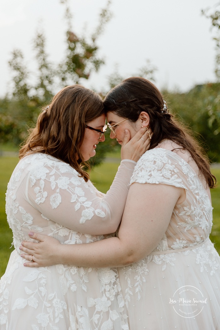 Orchard wedding photos. Same sex wedding photos. Lesbian wedding photos. Two brides wedding photos. Mariage au Verger Jude-Pomme. Photographe mariage LGBTQ+ à Montréal. Montreal LGBTQ+ wedding photographer. 