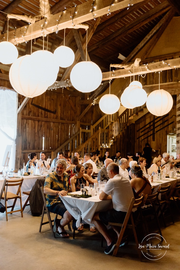 Barn wedding photos. Same sex wedding photos. Lesbian wedding photos. Two brides wedding photos. Mariage au Verger Jude-Pomme. Photographe mariage LGBTQ+ à Montréal. Montreal LGBTQ+ wedding photographer. 