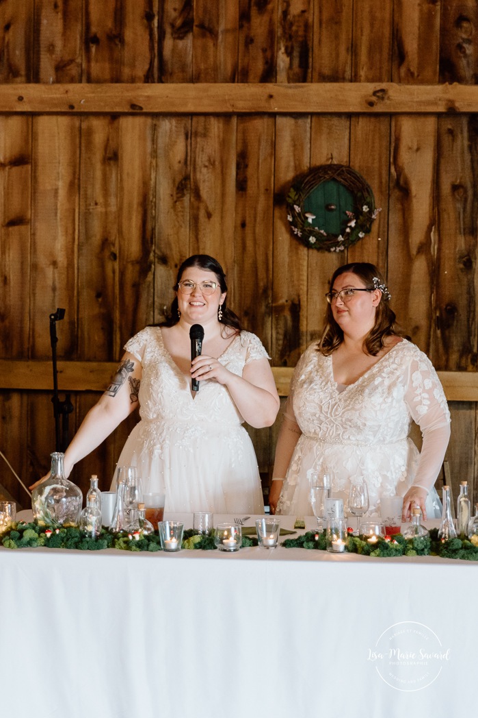 Barn wedding photos. Same sex wedding photos. Lesbian wedding photos. Two brides wedding photos. Mariage au Verger Jude-Pomme. Photographe mariage LGBTQ+ à Montréal. Montreal LGBTQ+ wedding photographer. 