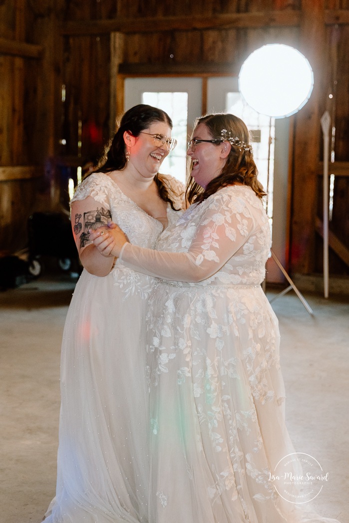 Barn wedding photos. Same sex wedding photos. Lesbian wedding photos. Two brides wedding photos. Mariage au Verger Jude-Pomme. Photographe mariage LGBTQ+ à Montréal. Montreal LGBTQ+ wedding photographer. 