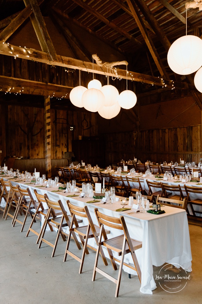 Barn wedding photos. Same sex wedding photos. Lesbian wedding photos. Two brides wedding photos. Mariage au Verger Jude-Pomme. Photographe mariage LGBTQ+ à Montréal. Montreal LGBTQ+ wedding photographer. 