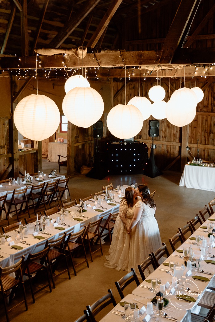 Barn wedding photos. Same sex wedding photos. Lesbian wedding photos. Two brides wedding photos. Mariage au Verger Jude-Pomme. Photographe mariage LGBTQ+ à Montréal. Montreal LGBTQ+ wedding photographer. 