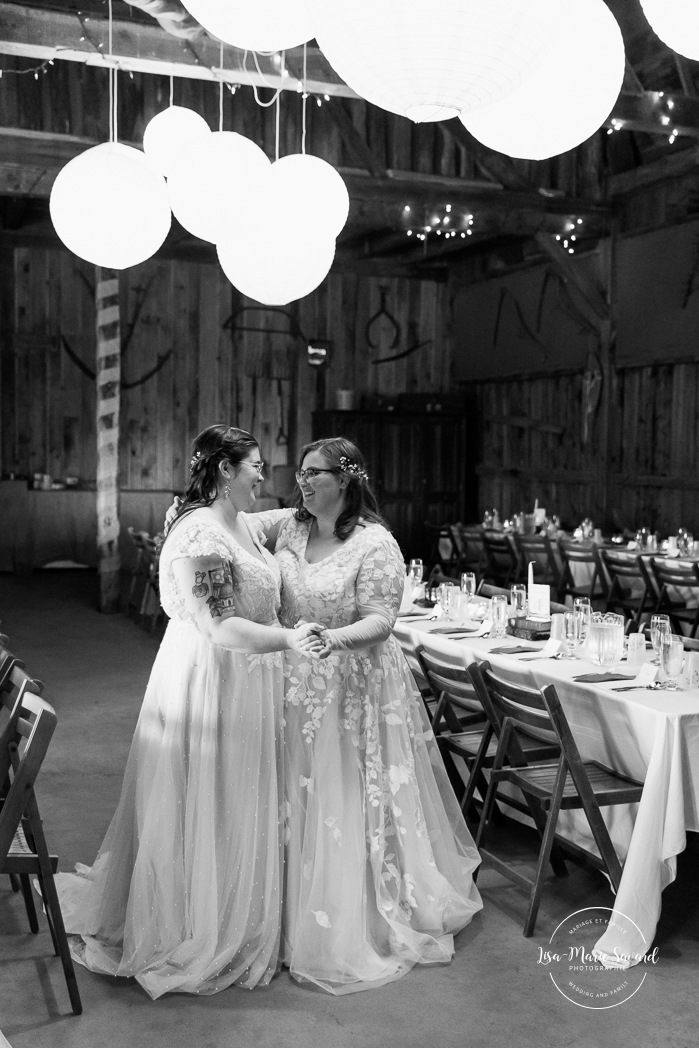 Barn wedding photos. Same sex wedding photos. Lesbian wedding photos. Two brides wedding photos. Mariage au Verger Jude-Pomme. Photographe mariage LGBTQ+ à Montréal. Montreal LGBTQ+ wedding photographer. 