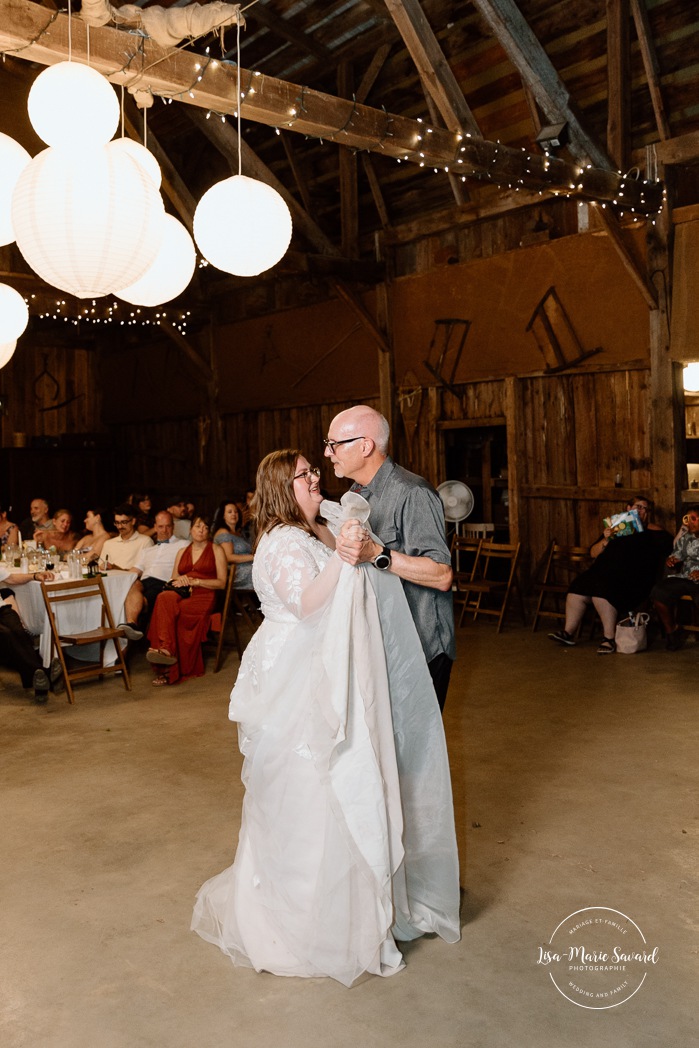 Barn wedding photos. Same sex wedding photos. Lesbian wedding photos. Two brides wedding photos. Mariage au Verger Jude-Pomme. Photographe mariage LGBTQ+ à Montréal. Montreal LGBTQ+ wedding photographer. 