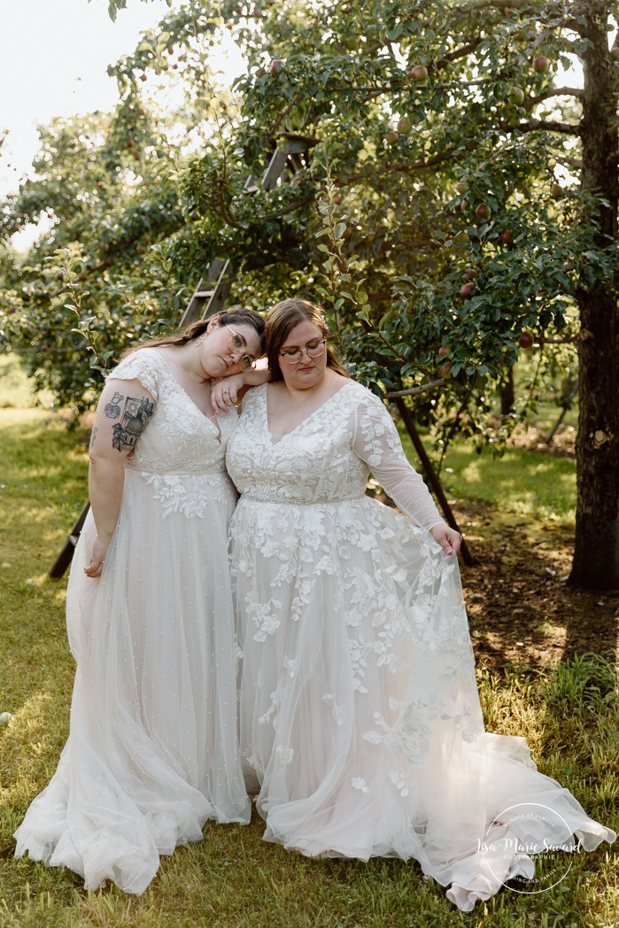 Orchard wedding photos. Same sex wedding photos. Lesbian wedding photos. Two brides wedding photos. Mariage au Verger Jude-Pomme. Photographe mariage LGBTQ+ à Montréal. Montreal LGBTQ+ wedding photographer. 