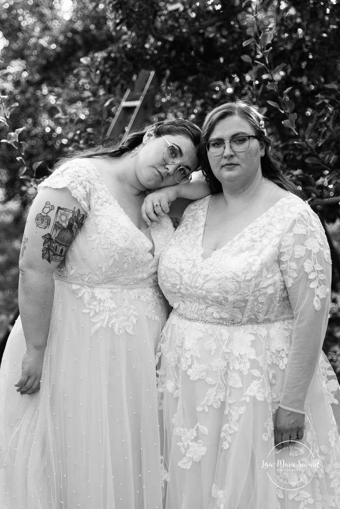 Orchard wedding photos. Same sex wedding photos. Lesbian wedding photos. Two brides wedding photos. Mariage au Verger Jude-Pomme. Photographe mariage LGBTQ+ à Montréal. Montreal LGBTQ+ wedding photographer. 