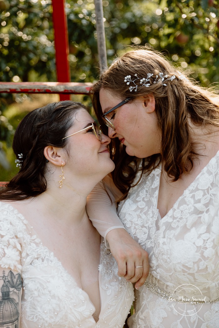 Orchard wedding photos. Same sex wedding photos. Lesbian wedding photos. Two brides wedding photos. Mariage au Verger Jude-Pomme. Photographe mariage LGBTQ+ à Montréal. Montreal LGBTQ+ wedding photographer. 