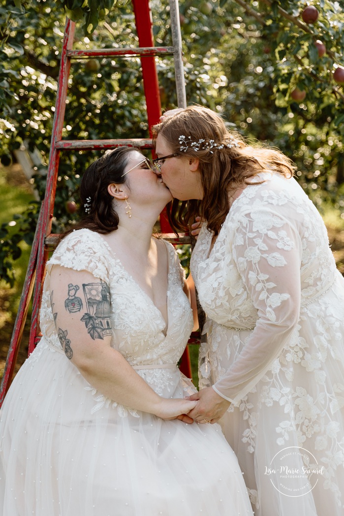 Orchard wedding photos. Same sex wedding photos. Lesbian wedding photos. Two brides wedding photos. Mariage au Verger Jude-Pomme. Photographe mariage LGBTQ+ à Montréal. Montreal LGBTQ+ wedding photographer. 