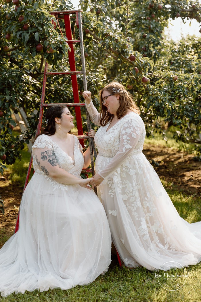 Orchard wedding photos. Same sex wedding photos. Lesbian wedding photos. Two brides wedding photos. Mariage au Verger Jude-Pomme. Photographe mariage LGBTQ+ à Montréal. Montreal LGBTQ+ wedding photographer. 