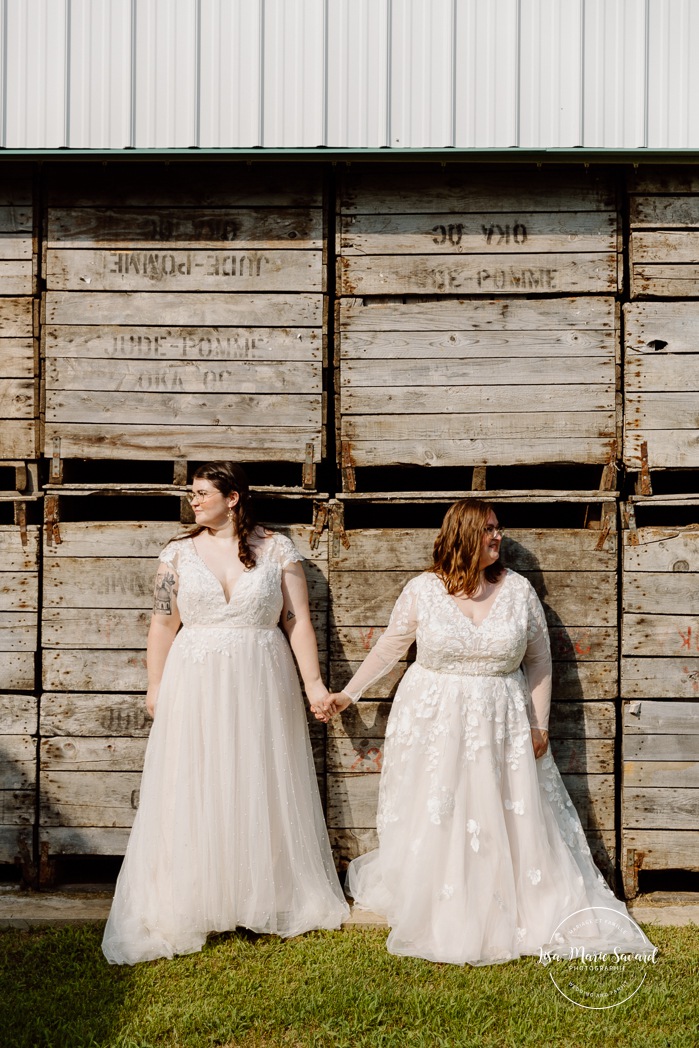 Orchard wedding photos. Same sex wedding photos. Lesbian wedding photos. Two brides wedding photos. Mariage au Verger Jude-Pomme. Photographe mariage LGBTQ+ à Montréal. Montreal LGBTQ+ wedding photographer. 