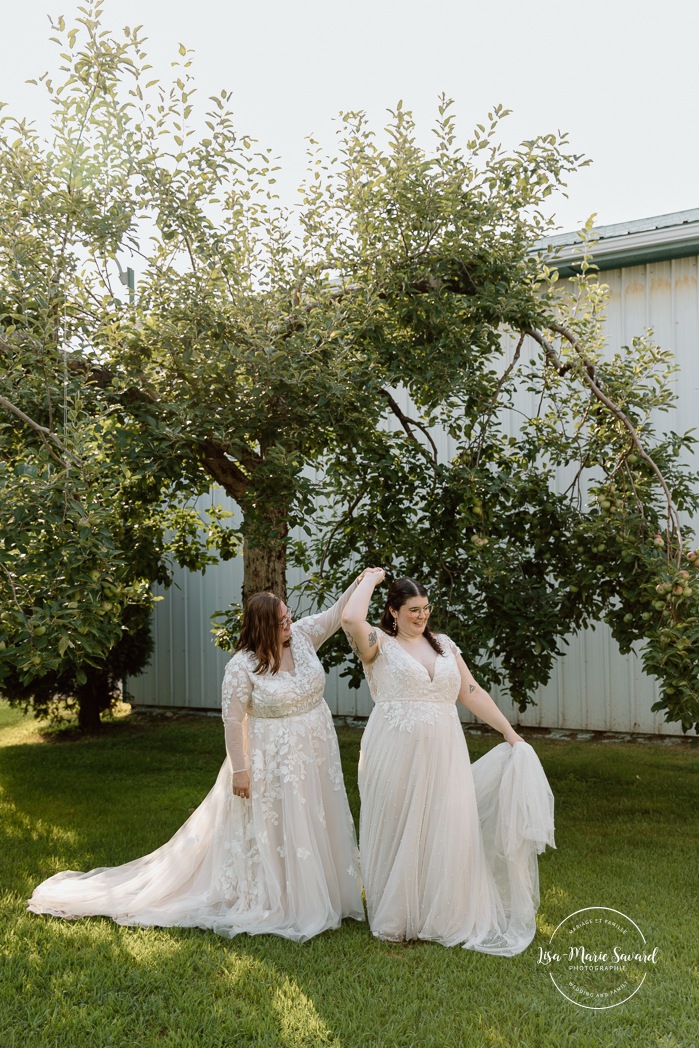 Orchard wedding photos. Same sex wedding photos. Lesbian wedding photos. Two brides wedding photos. Mariage au Verger Jude-Pomme. Photographe mariage LGBTQ+ à Montréal. Montreal LGBTQ+ wedding photographer. 