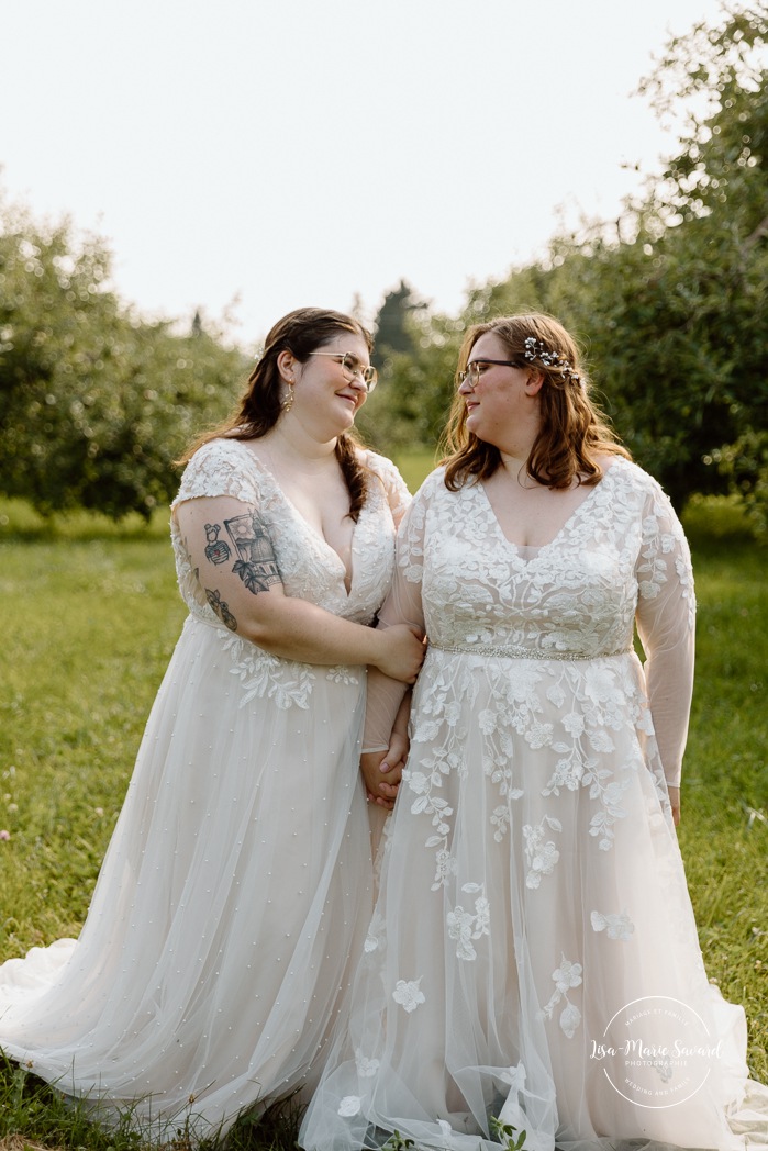 Orchard wedding photos. Same sex wedding photos. Lesbian wedding photos. Two brides wedding photos. Mariage au Verger Jude-Pomme. Photographe mariage LGBTQ+ à Montréal. Montreal LGBTQ+ wedding photographer. 