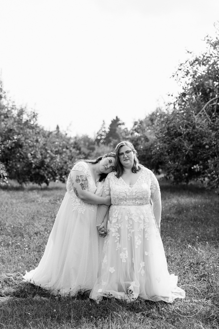 Orchard wedding photos. Same sex wedding photos. Lesbian wedding photos. Two brides wedding photos. Mariage au Verger Jude-Pomme. Photographe mariage LGBTQ+ à Montréal. Montreal LGBTQ+ wedding photographer. 