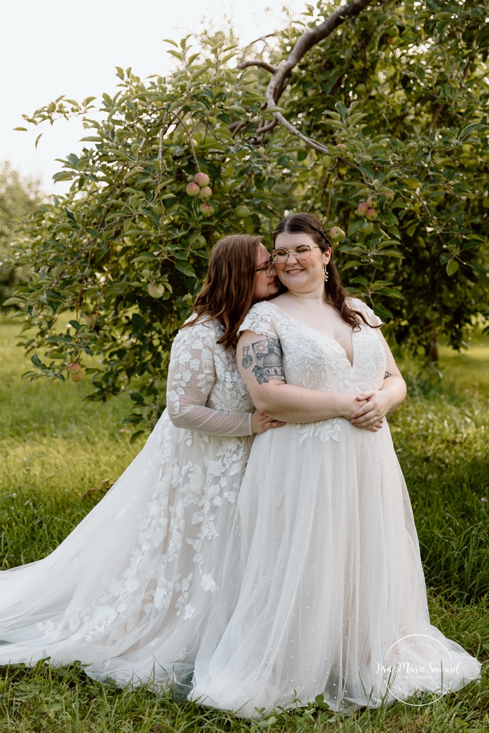 Orchard wedding photos. Same sex wedding photos. Lesbian wedding photos. Two brides wedding photos. Mariage au Verger Jude-Pomme. Photographe mariage LGBTQ+ à Montréal. Montreal LGBTQ+ wedding photographer. 