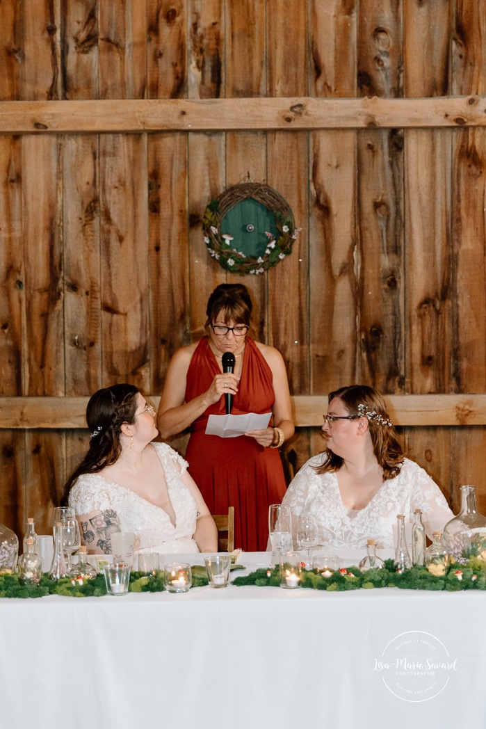 Barn wedding photos. Same sex wedding photos. Lesbian wedding photos. Two brides wedding photos. Mariage au Verger Jude-Pomme. Photographe mariage LGBTQ+ à Montréal. Montreal LGBTQ+ wedding photographer. 