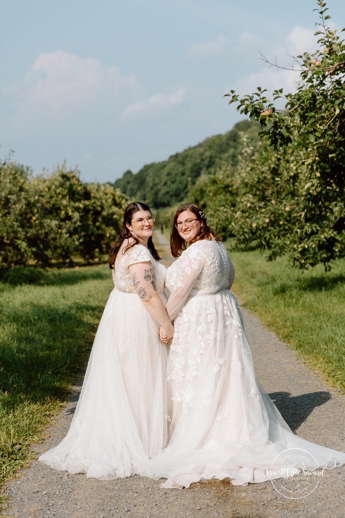 Orchard wedding photos. Same sex wedding photos. Lesbian wedding photos. Two brides wedding photos. Mariage au Verger Jude-Pomme. Photographe mariage LGBTQ+ à Montréal. Montreal LGBTQ+ wedding photographer. 