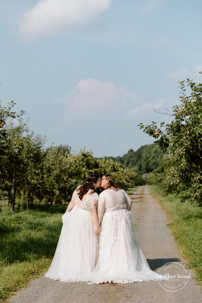 Orchard wedding photos. Same sex wedding photos. Lesbian wedding photos. Two brides wedding photos. Mariage au Verger Jude-Pomme. Photographe mariage LGBTQ+ à Montréal. Montreal LGBTQ+ wedding photographer. 