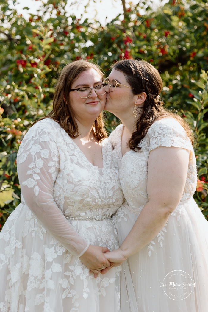 Orchard wedding photos. Same sex wedding photos. Lesbian wedding photos. Two brides wedding photos. Mariage au Verger Jude-Pomme. Photographe mariage LGBTQ+ à Montréal. Montreal LGBTQ+ wedding photographer. 