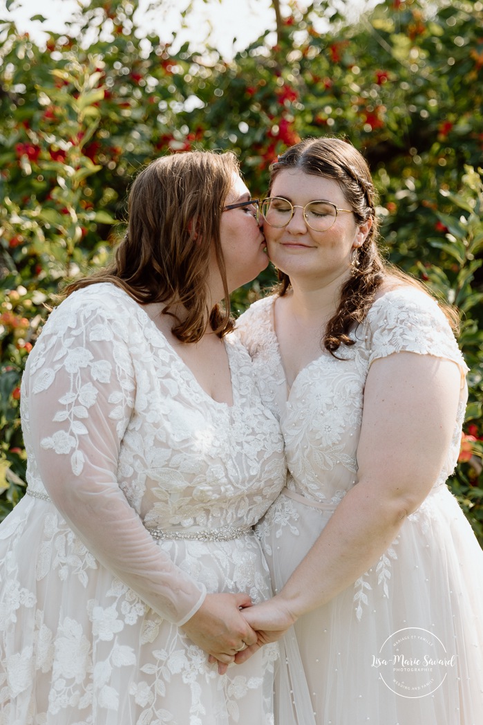 Orchard wedding photos. Same sex wedding photos. Lesbian wedding photos. Two brides wedding photos. Mariage au Verger Jude-Pomme. Photographe mariage LGBTQ+ à Montréal. Montreal LGBTQ+ wedding photographer. 