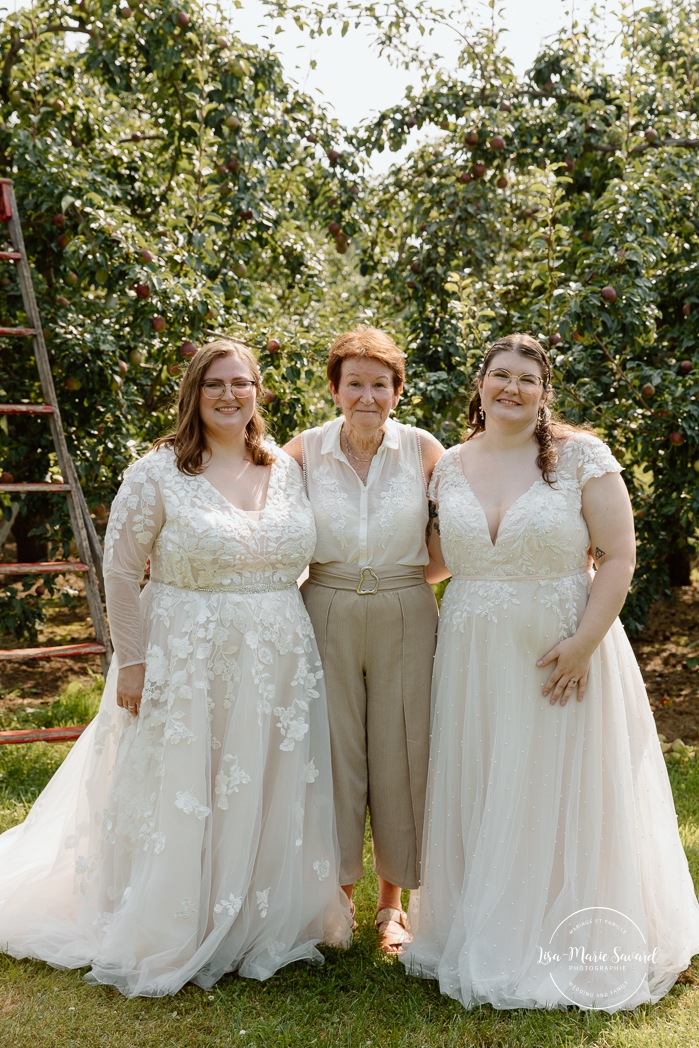 Same sex wedding photos. Lesbian wedding photos. Two brides wedding photos. Orchard wedding family photos. Mariage au Verger Jude-Pomme. Photographe mariage LGBTQ+ à Montréal. Montreal LGBTQ+ wedding photographer. 