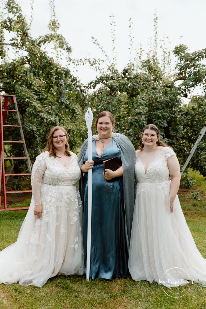 Same sex wedding photos. Lesbian wedding photos. Two brides wedding photos. Orchard wedding family photos. Mariage au Verger Jude-Pomme. Photographe mariage LGBTQ+ à Montréal. Montreal LGBTQ+ wedding photographer. 