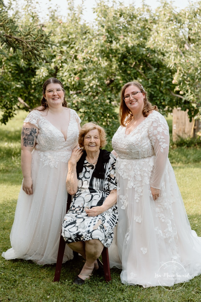 Same sex wedding photos. Lesbian wedding photos. Two brides wedding photos. Orchard wedding family photos. Mariage au Verger Jude-Pomme. Photographe mariage LGBTQ+ à Montréal. Montreal LGBTQ+ wedding photographer. 