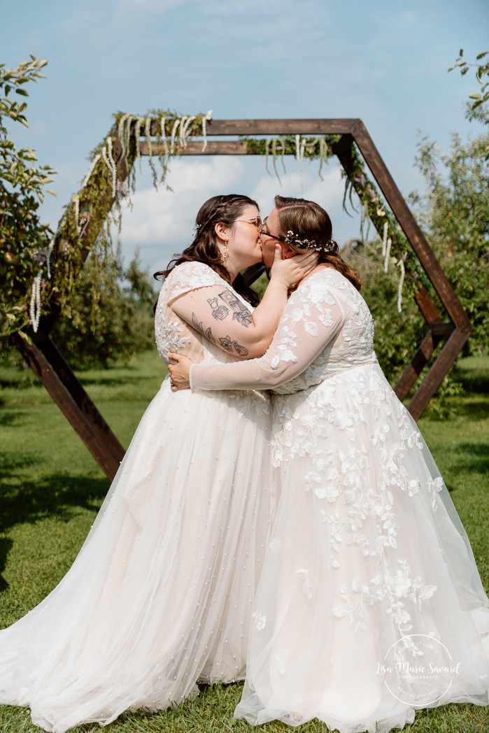 Same sex wedding photos. Lesbian wedding photos. Two brides wedding photos. Orchard wedding photos. Mariage au Verger Jude-Pomme. Photographe mariage LGBTQ+ à Montréal. Montreal LGBTQ+ wedding photographer. 