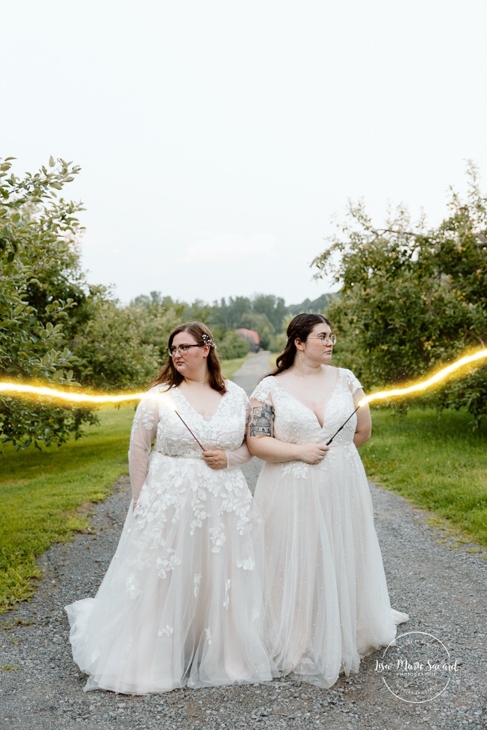 Harry Potter wedding photos. Magic wand wedding photos. Same sex wedding photos. Lesbian wedding photos. Two brides wedding photos. Mariage au Verger Jude-Pomme. Photographe mariage LGBTQ+ à Montréal. Montreal LGBTQ+ wedding photographer. 