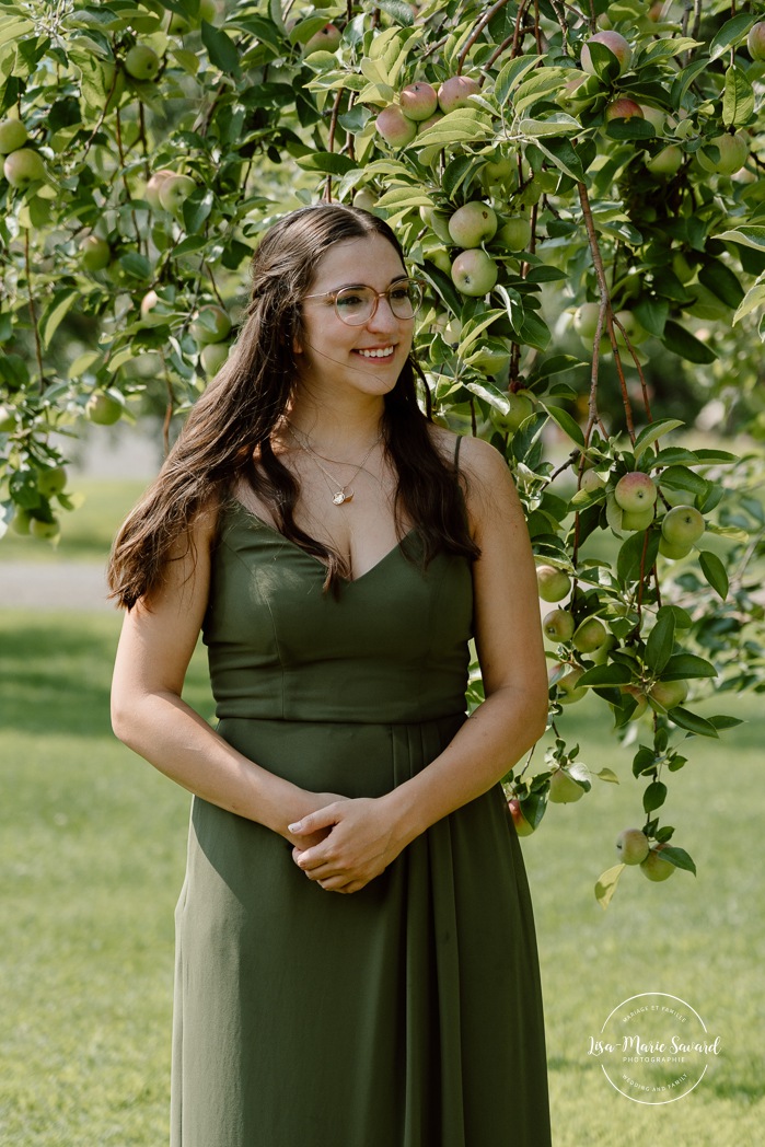 Same sex wedding photos. Lesbian wedding photos. Two brides wedding photos. Orchard wedding photos. Mariage au Verger Jude-Pomme. Photographe mariage LGBTQ+ à Montréal. Montreal LGBTQ+ wedding photographer. 