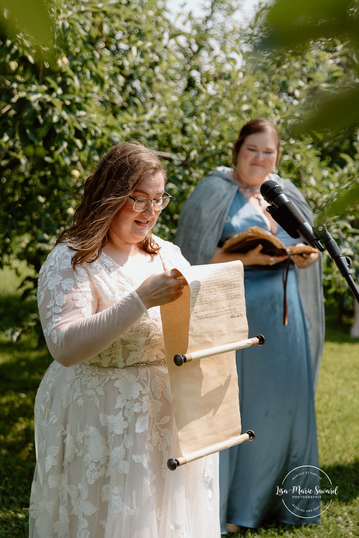 Same sex wedding photos. Lesbian wedding photos. Two brides wedding photos. Orchard wedding photos. Mariage au Verger Jude-Pomme. Photographe mariage LGBTQ+ à Montréal. Montreal LGBTQ+ wedding photographer. 