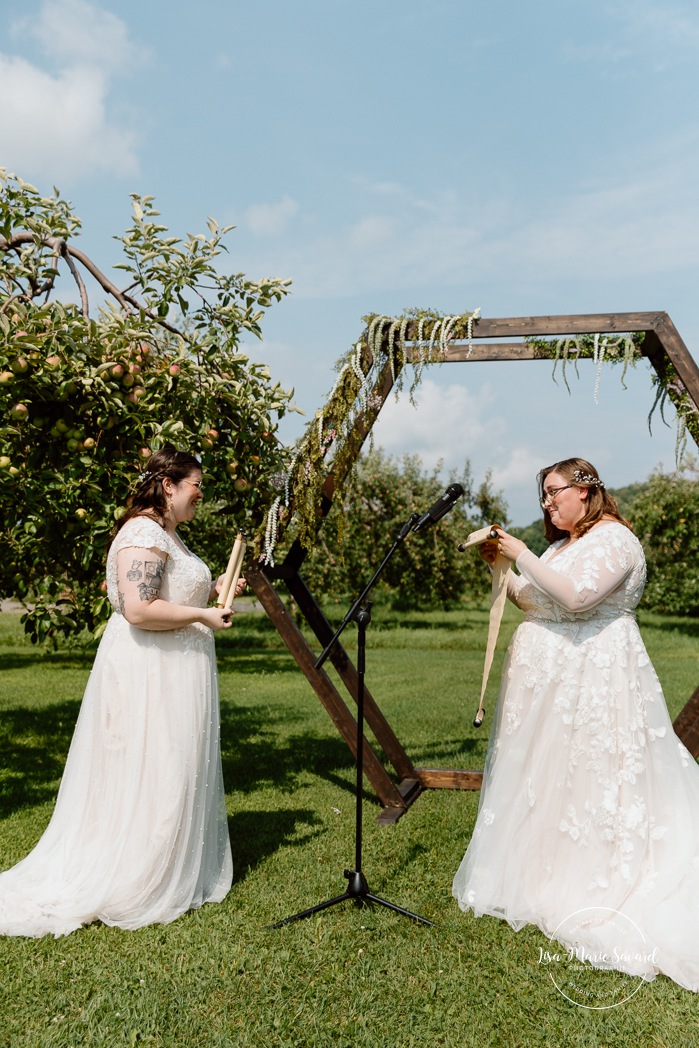 Same sex wedding photos. Lesbian wedding photos. Two brides wedding photos. Orchard wedding photos. Mariage au Verger Jude-Pomme. Photographe mariage LGBTQ+ à Montréal. Montreal LGBTQ+ wedding photographer. 