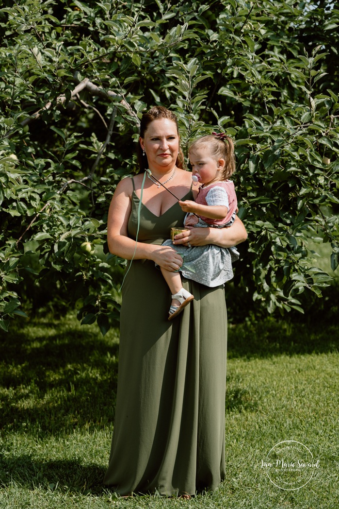 Same sex wedding photos. Lesbian wedding photos. Two brides wedding photos. Orchard wedding photos. Mariage au Verger Jude-Pomme. Photographe mariage LGBTQ+ à Montréal. Montreal LGBTQ+ wedding photographer. 