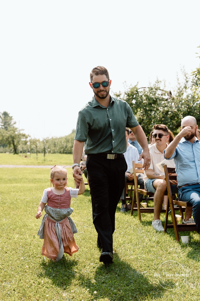 Same sex wedding photos. Lesbian wedding photos. Two brides wedding photos. Orchard wedding photos. Mariage au Verger Jude-Pomme. Photographe mariage LGBTQ+ à Montréal. Montreal LGBTQ+ wedding photographer. 