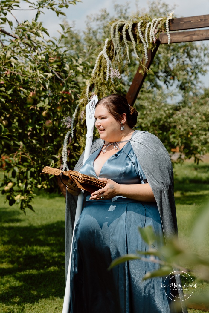 Same sex wedding photos. Lesbian wedding photos. Two brides wedding photos. Orchard wedding photos. Mariage au Verger Jude-Pomme. Photographe mariage LGBTQ+ à Montréal. Montreal LGBTQ+ wedding photographer. 