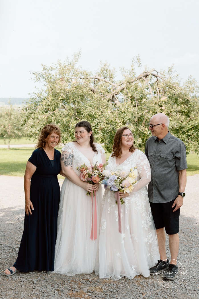 Same sex wedding photos. Lesbian wedding photos. Two brides wedding photos. Orchard wedding family photos. Mariage au Verger Jude-Pomme. Photographe mariage LGBTQ+ à Montréal. Montreal LGBTQ+ wedding photographer. 