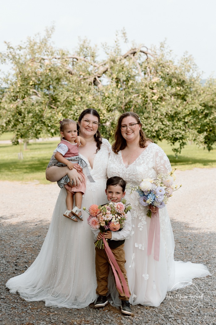 Same sex wedding photos. Lesbian wedding photos. Two brides wedding photos. Orchard wedding family photos. Mariage au Verger Jude-Pomme. Photographe mariage LGBTQ+ à Montréal. Montreal LGBTQ+ wedding photographer. 