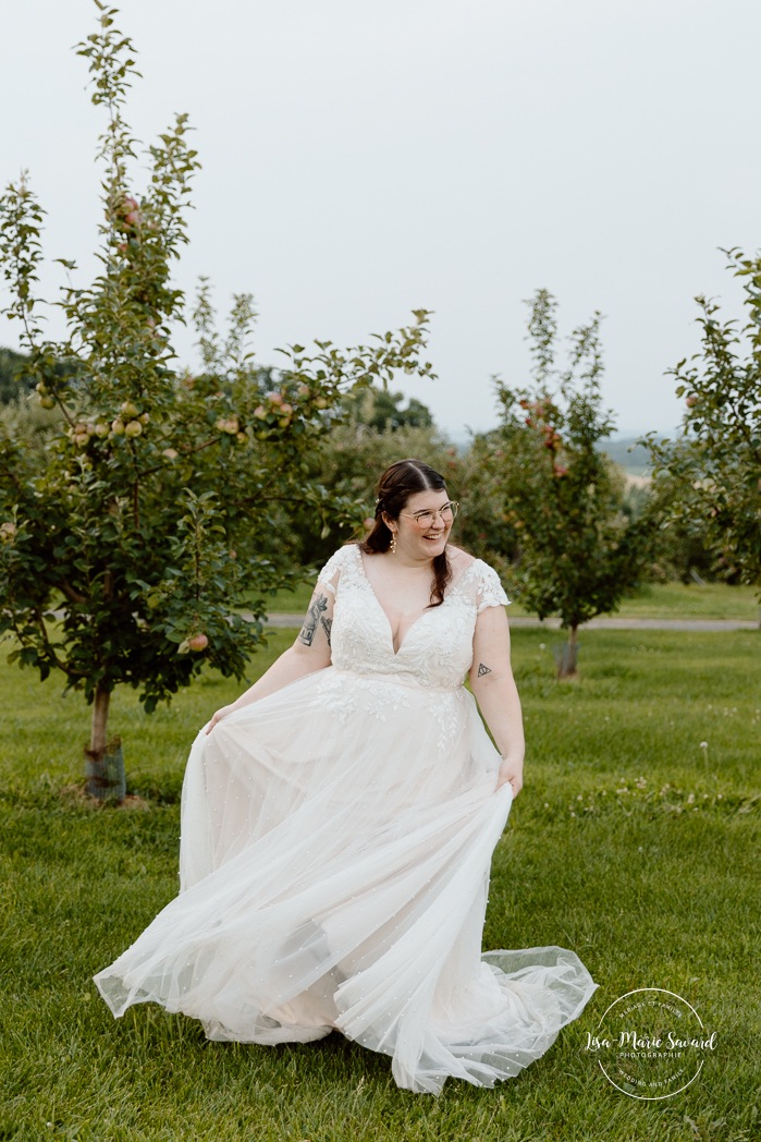 Orchard wedding photos. Same sex wedding photos. Lesbian wedding photos. Two brides wedding photos. Mariage au Verger Jude-Pomme. Photographe mariage LGBTQ+ à Montréal. Montreal LGBTQ+ wedding photographer. 