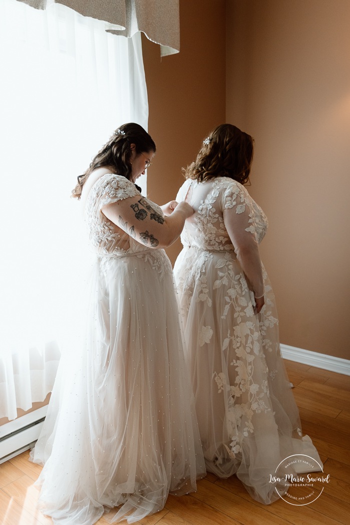 Same sex wedding photos. Lesbian wedding photos. Two brides wedding photos. Two brides getting ready together. Mariage au Verger Jude-Pomme. Photographe mariage LGBTQ+ à Montréal. Montreal LGBTQ+ wedding photographer. 