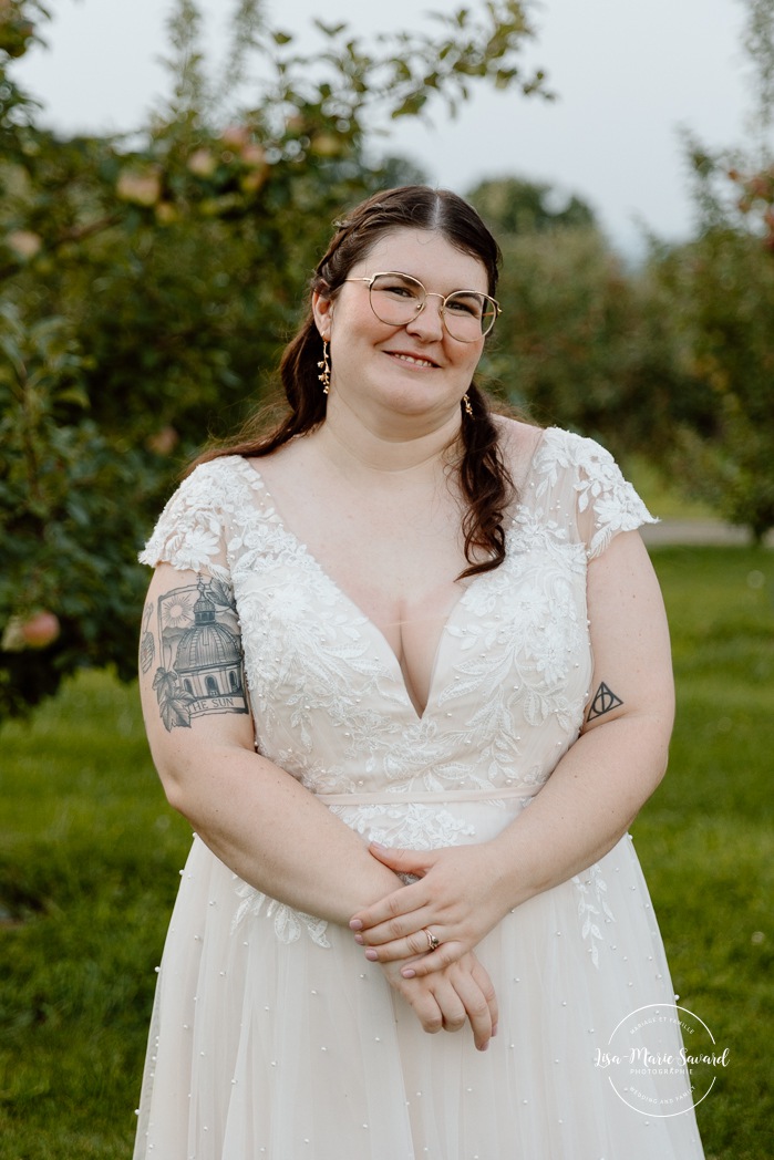 Orchard wedding photos. Same sex wedding photos. Lesbian wedding photos. Two brides wedding photos. Mariage au Verger Jude-Pomme. Photographe mariage LGBTQ+ à Montréal. Montreal LGBTQ+ wedding photographer. 