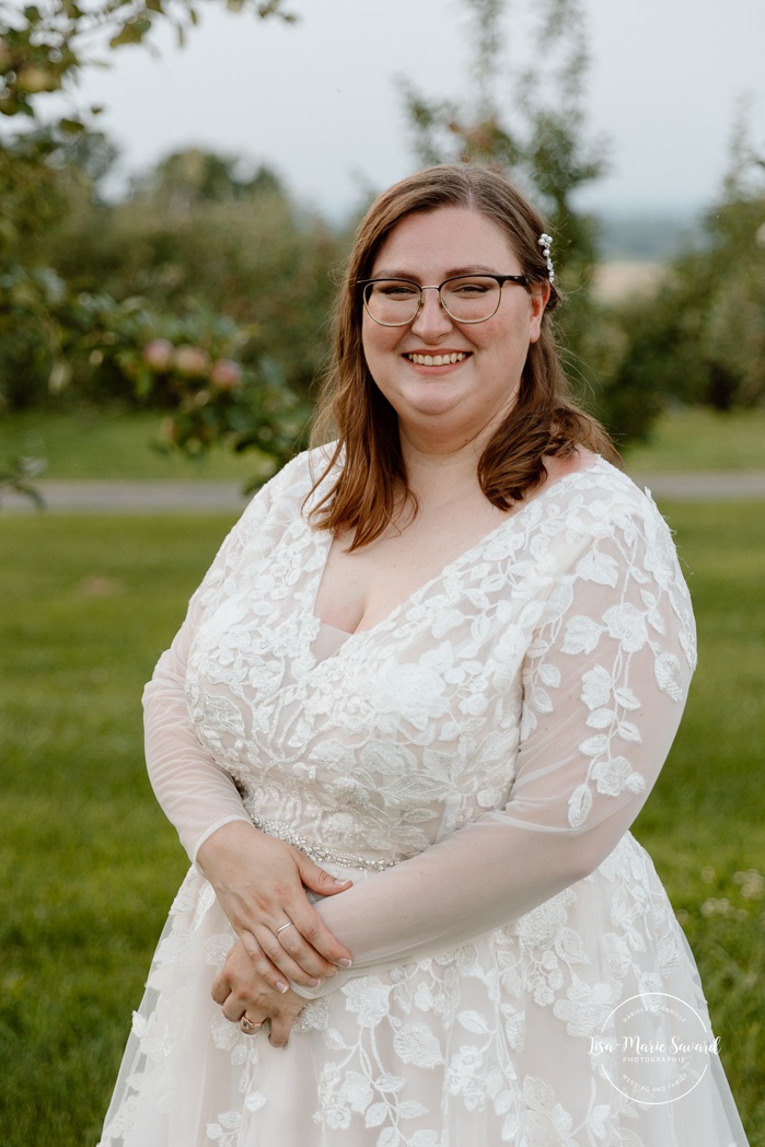 Orchard wedding photos. Same sex wedding photos. Lesbian wedding photos. Two brides wedding photos. Mariage au Verger Jude-Pomme. Photographe mariage LGBTQ+ à Montréal. Montreal LGBTQ+ wedding photographer. 